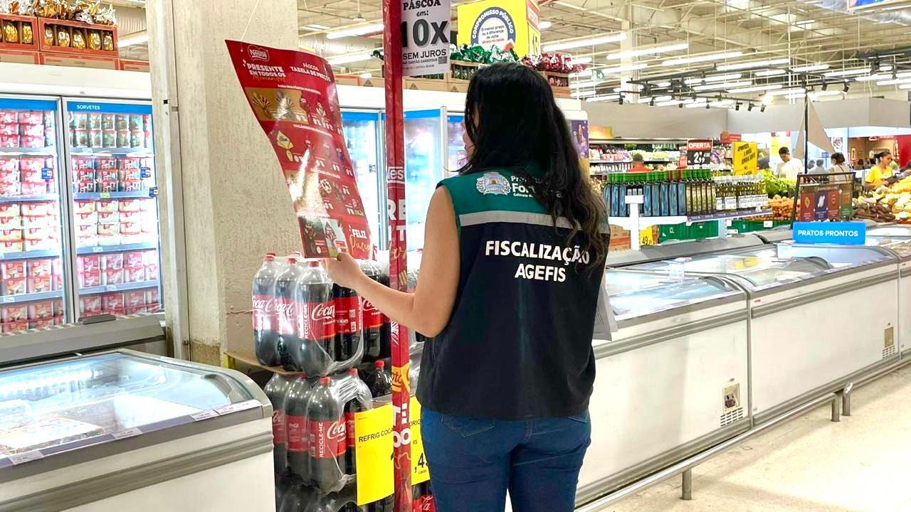 agente da agefis dentro de um supermercado